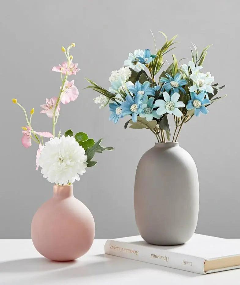 Nowoczesna kolekcja ceramicznych wazonów