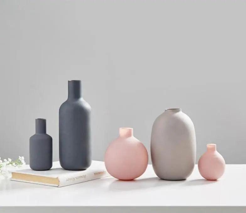 Nowoczesna kolekcja ceramicznych wazonów