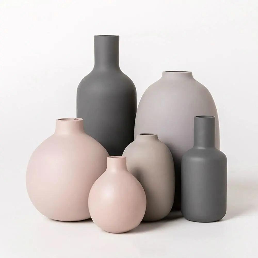 Nowoczesna kolekcja ceramicznych wazonów