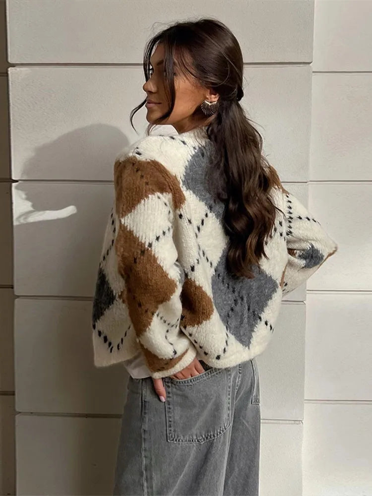 Stylish Checked Cardigan for a Trendy Look