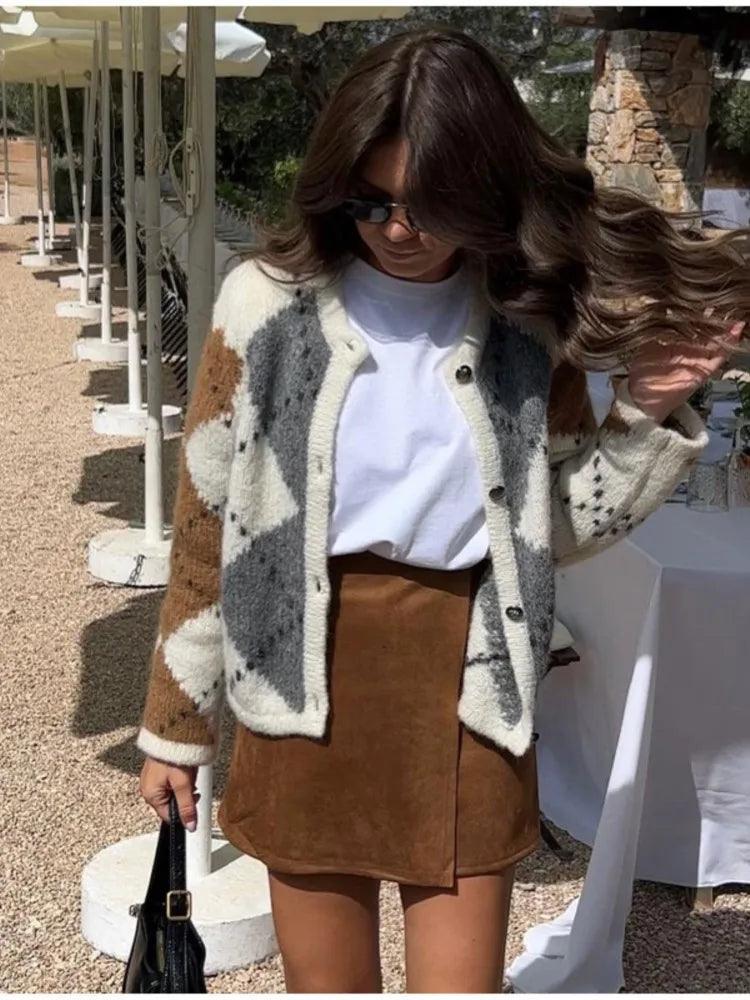 Stylish Checked Cardigan for a Trendy Look
