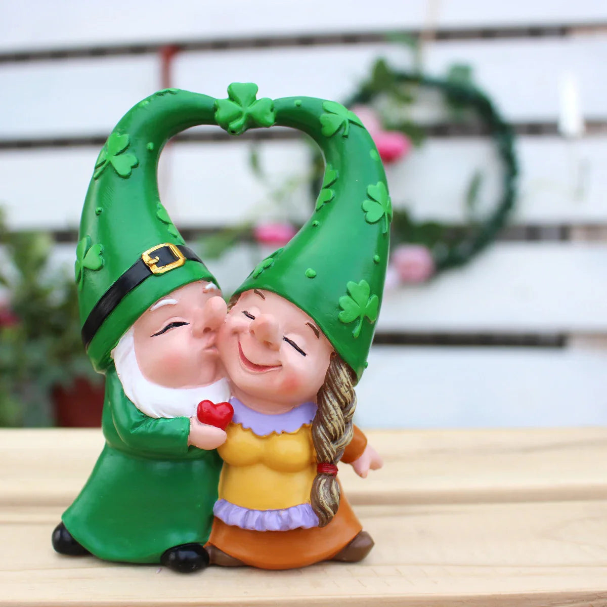 Sabinae - Urocza figurka gnomika do ogrodu i dekoracji imprez - ręcznie wykonana z żywicy dla czarującej atmosfery