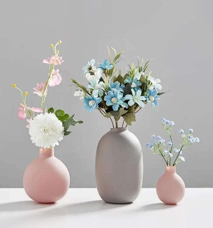 Nowoczesna kolekcja ceramicznych wazonów
