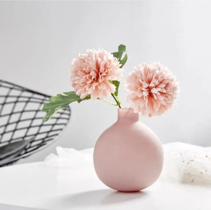 Nowoczesna kolekcja ceramicznych wazonów