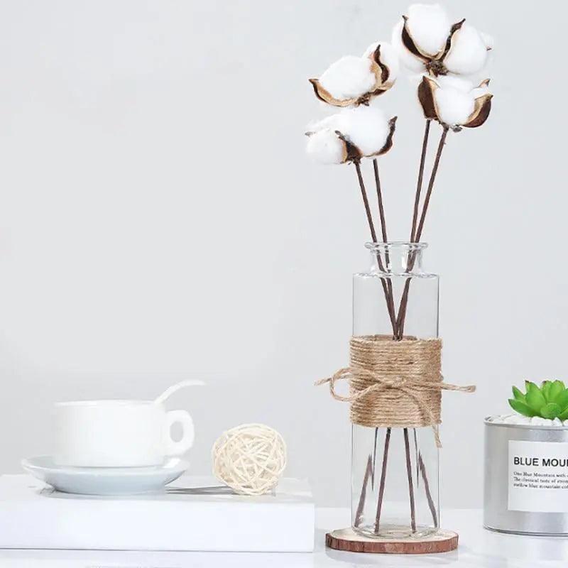 Minimalistyczny szklany wazon - elegancka dekoracja stołu