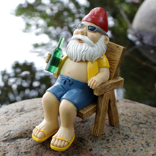 Drusiana - Urocza figurka gnomu opalającego się z żywicy z luksusowym leżakiem do czarującej dekoracji ogrodu