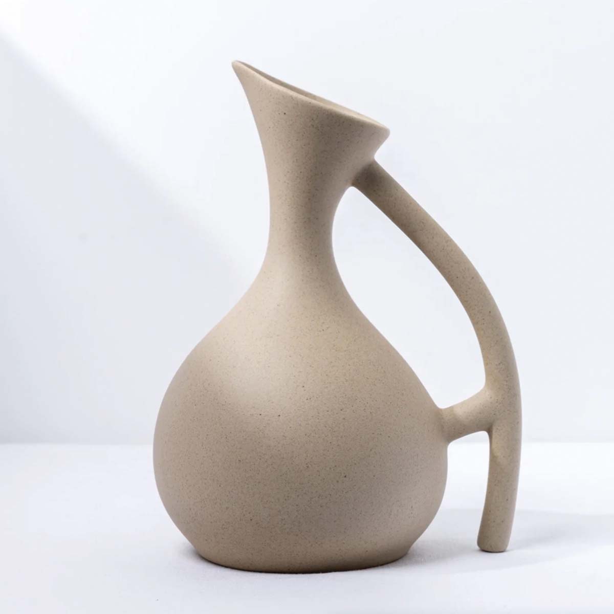 Ręcznie wykonany ceramiczny dzbanek