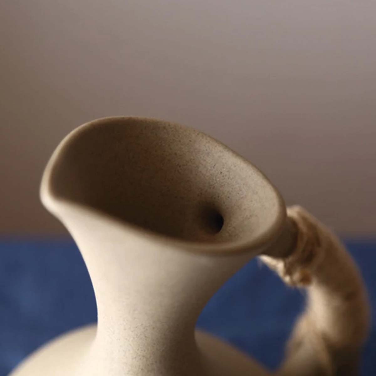 Ręcznie wykonany ceramiczny dzbanek