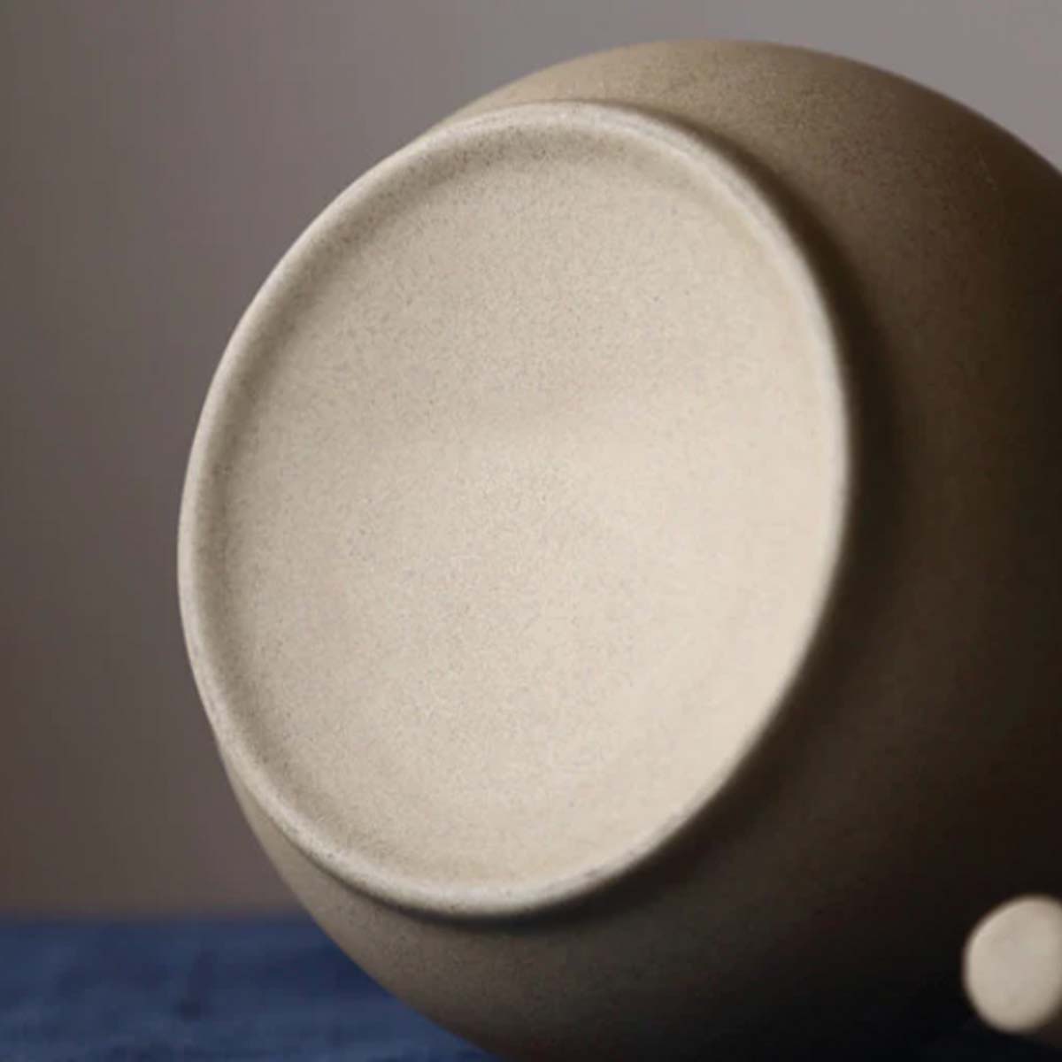 Ręcznie wykonany ceramiczny dzbanek
