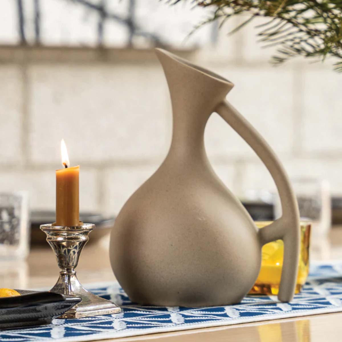 Ręcznie wykonany ceramiczny dzbanek