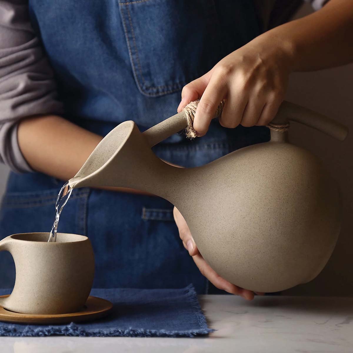 Ręcznie wykonany ceramiczny dzbanek